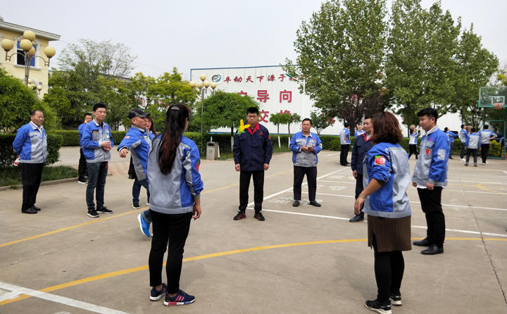 踢毽子比賽讓我們見識到團結(jié)協(xié)作、堅持不懈的運動精神，各隊在場上展開激烈比拼，隊員們沉著應(yīng)戰(zhàn)、默契配合、快速傳遞