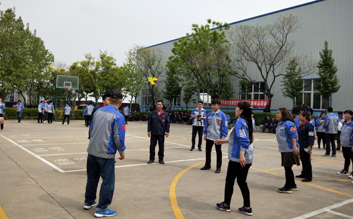 踢毽子比賽讓我們見識到團結(jié)協(xié)作、堅持不懈的運動精神，各隊在場上展開激烈比拼，隊員們沉著應(yīng)戰(zhàn)、默契配合、快速傳遞