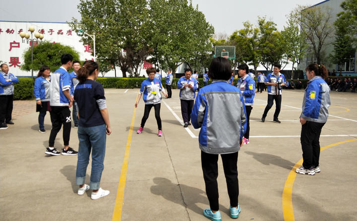踢毽子比賽讓我們見識到團結(jié)協(xié)作、堅持不懈的運動精神，各隊在場上展開激烈比拼，隊員們沉著應(yīng)戰(zhàn)、默契配合、快速傳遞