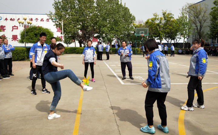 踢毽子比賽讓我們見識到團結(jié)協(xié)作、堅持不懈的運動精神，各隊在場上展開激烈比拼，隊員們沉著應(yīng)戰(zhàn)、默契配合、快速傳遞
