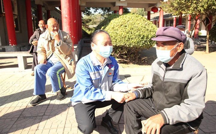 景董詢問(wèn)老人的生活習(xí)慣