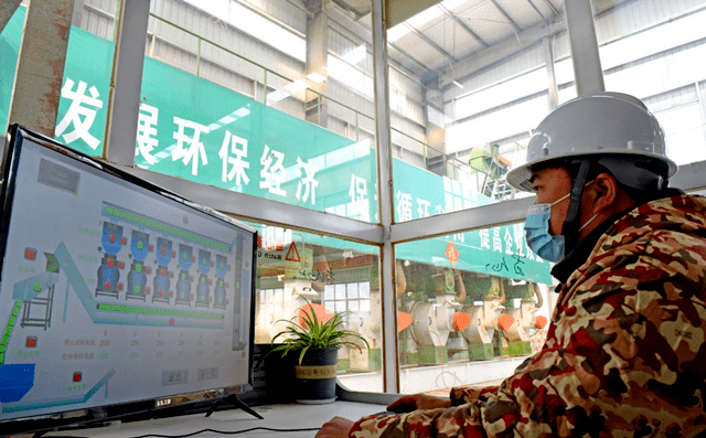 淮南市壽縣一家顆粒廠工人正在操控秸稈顆粒機(jī)械設(shè)備加工秸稈，生產(chǎn)生物燃料